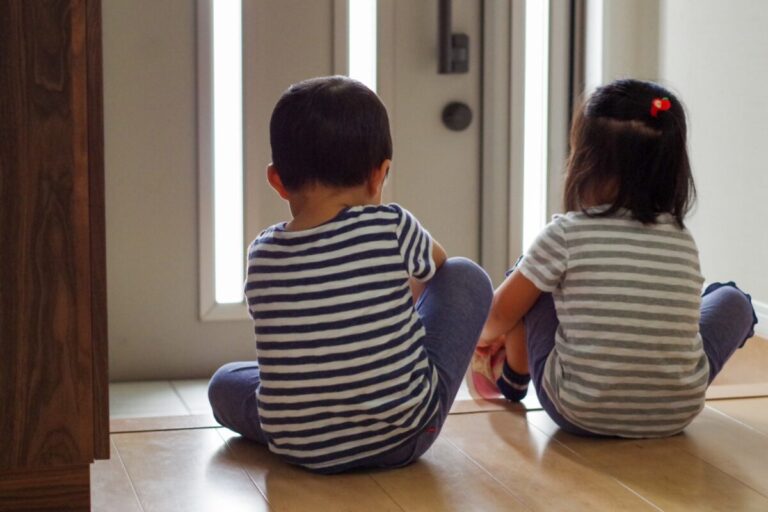 朝の玄関で子どもの靴を見ている保護者（不登校の親が疲れたとき）