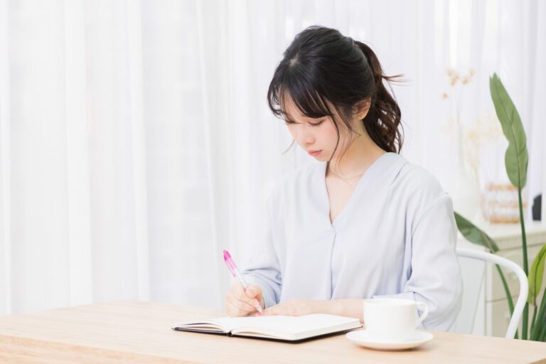自然光の差す机と開いた本（メンタルヘルスの基礎知識10問）