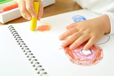 子どもの癇癪への対応を解説する記事のアイキャッチ画像