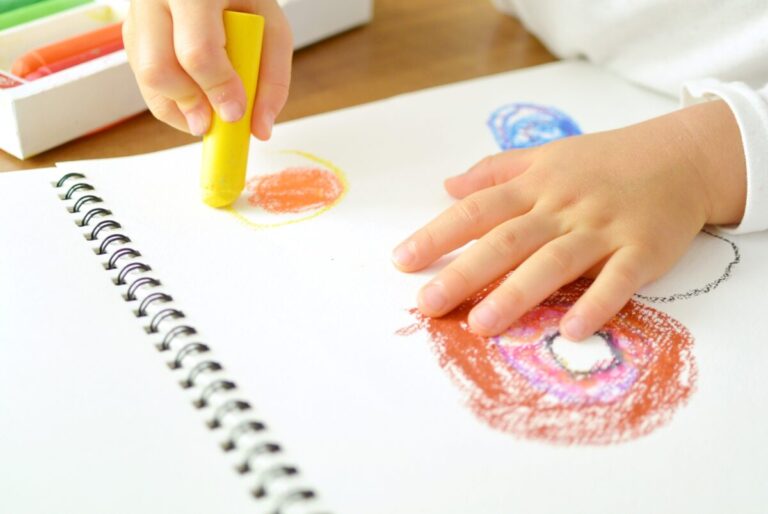 子どもの癇癪への対応を解説する記事のアイキャッチ画像