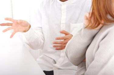 カサンドラ症候群と夫婦の話し合いについて解説する記事のアイキャッチ画像