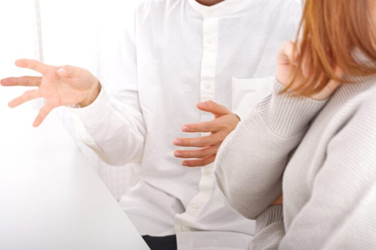 カサンドラ症候群と夫婦の話し合いについて解説する記事のアイキャッチ画像