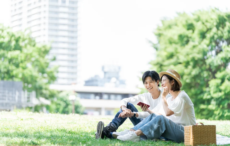公園でゆったりと語り合う二人